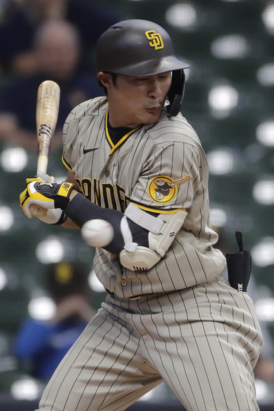 샌디에이고 파드리스 3루수 김하성이 26일(한국시간) 미국 위스콘신주 밀워키 아메리칸패밀리필드에서 열린 밀워키 브루어스와의 방문 경기 3회초, 상대 선발 코빈 번스의 공에 왼쪽 팔꿈치를 맞고 있다. [밀워키=AP 연합뉴스]